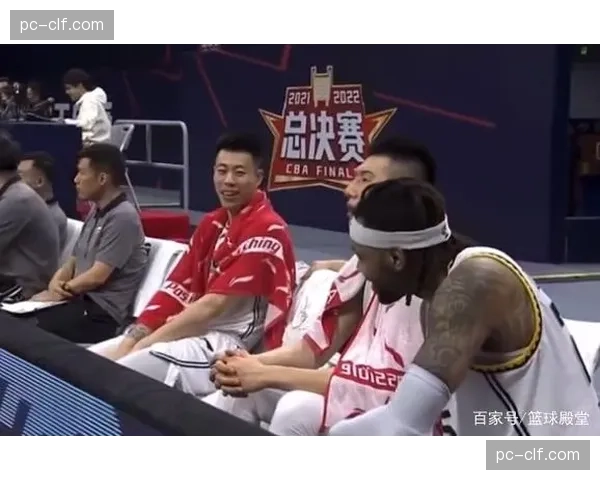 张镇麟界外球直塞篮下,莫兰德空接暴扣点燃主场 张镇麟界外球直塞篮下,莫兰德空接暴扣点燃主场